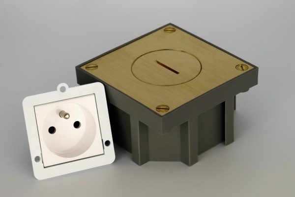 ARPI64CL - Kit prise de sol encastrée carré 2P+T - laiton brossé - IP64 - IK10 - AR6161306